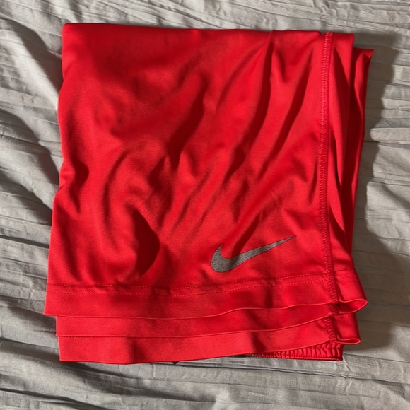 Red Nike basketball 🏀 shorts M below the knee - Picture 4 of 4